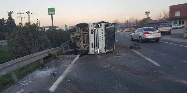 İzmir'de belediyeye ait çöp kamyonu devrildi: 3 yaralı