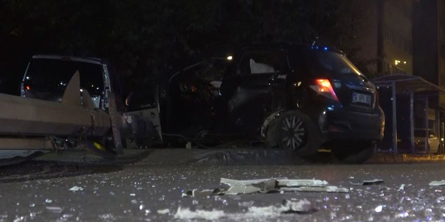 Bursa'da feci kaza! Kontrolden çıkan araç iki araca ve elektrik direğine çarptı
