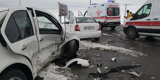 Aksaray'da iki otomobil çarpıştı: 6 yaralı