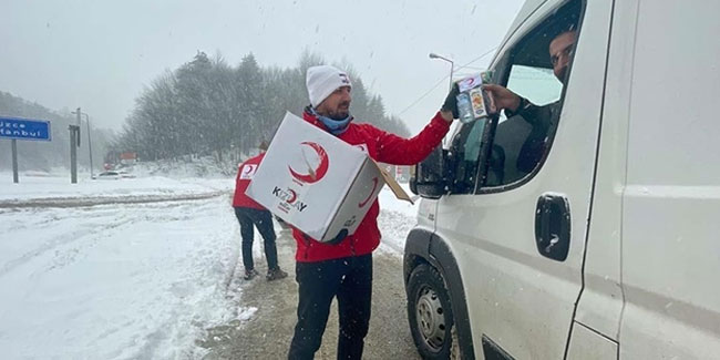 Yolda kalanlara Türk Kızılay'dan yardım