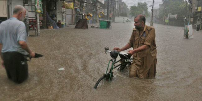 Pakistan'ı muson yağmurları vurdu: Ulusal acil durum ilan edildi