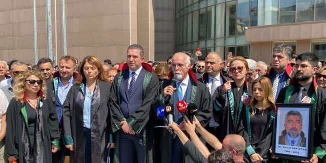 Avukatlar öldürülen meslektaşları için adliyede toplandı