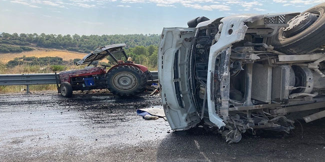 Manisa'da korkunç kaza! Devrilen kamyon traktörü sürükledi: 1 ölü 4 yaralı