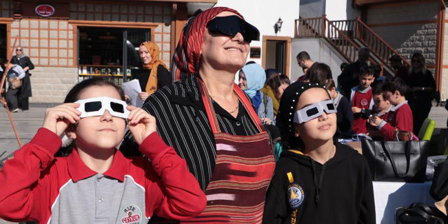 Rize'de öğrenciler güneş tutulmasını meraklı gözlerle izledi