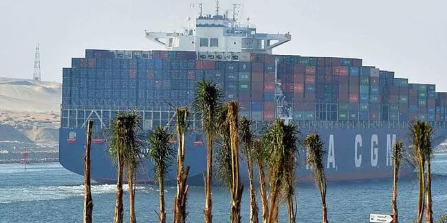 Küresel ticaretin yüzde 12'si Süveyş Kanalı'ndan geçiyor