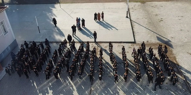 İlkokul öğrencileri Atatürk’ü marşlarla yad etti