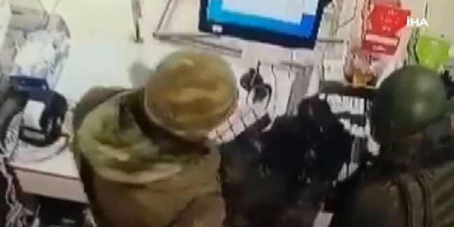 Rus askerler Harkov'da marketi yağmaladı!