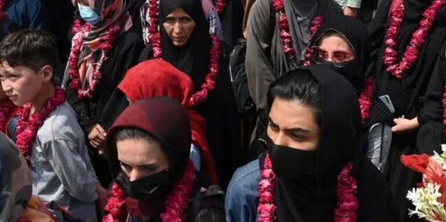 Taliban'dan kaçan kadın futbolcular İngiltere'ye sığındı