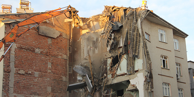 Elazığ'da 11 kişinin öldüğü 2 binanın enkazı kaldırılıyor