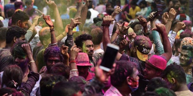 Hindistan’da Holi festivali kanlı bitti: 41 ölü