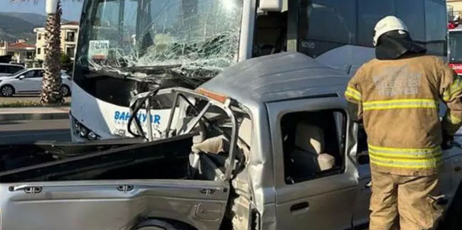 Asker ve sivil memurları taşıyan servis midibüsü ile kamyonet çarpıştı; 1 ölü, 6 yaralı