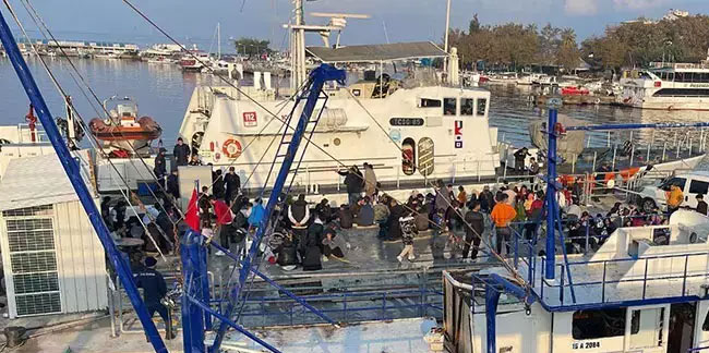 Balıkçı teknesine operasyon! 120 kaçak göçmen yakalandı