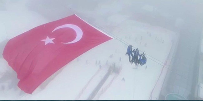 Palandöken'in zirvesine dev Türk bayrağı çektiler