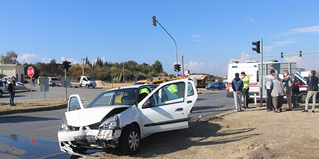 Manavgat ilçesinde ticari araç ile otomobil çarpıştı: 2 yaralı