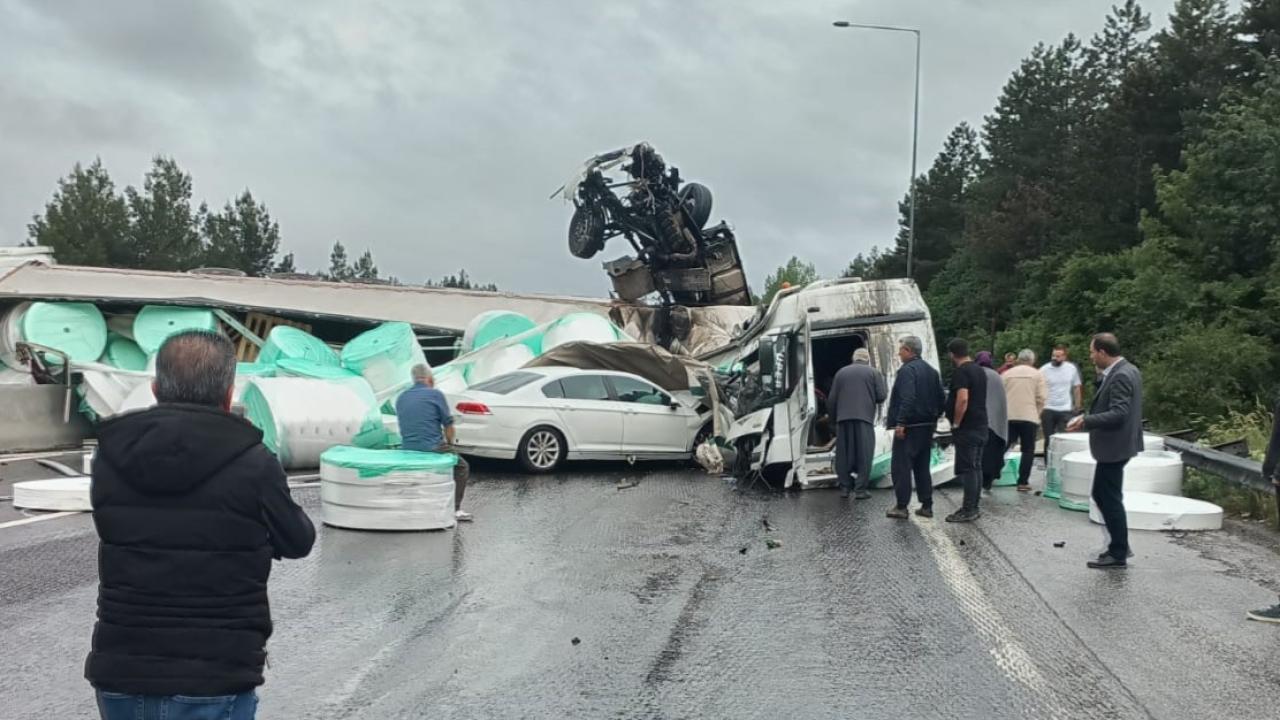 Adana'da 7 araç birbirine girdi: 6 yaralı