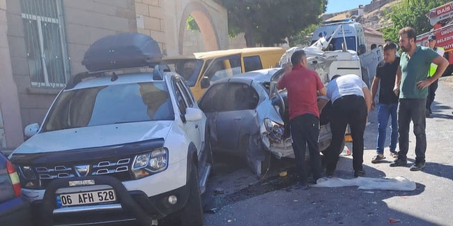 Nevşehir'de minibüsün çarptığı İki yayadan biri öldü, 6 araç hasar gördü