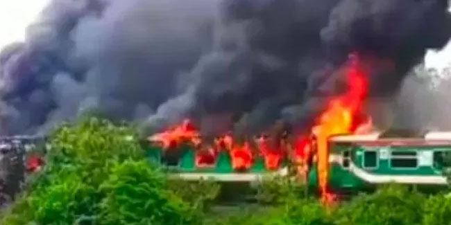 Hindistan'da yolcu treninde yangın: 9 ölü, 20 yaralı