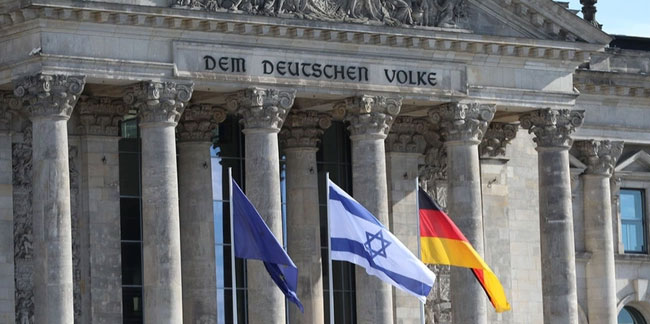 Almanya'da bazı binaların önüne İsrail bayrağı çekildi