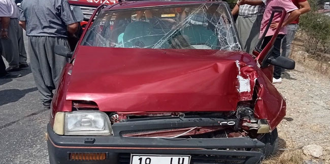 Mersin'de kontrolden çıkan araç direğe çarptı: 1 yaralı