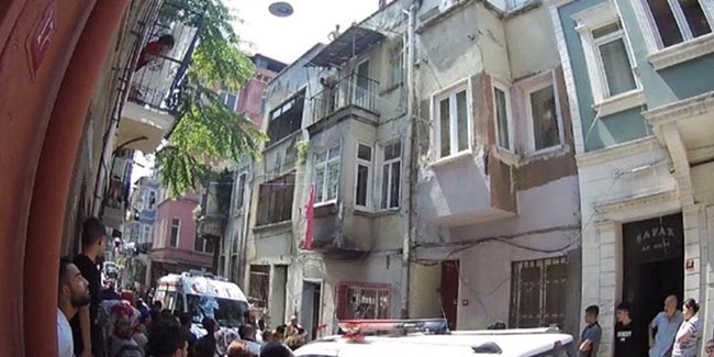 İstanbul'da bir genç kız çatıda ölü bulundu