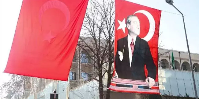 Suudi Arabistan Büyükelçiliği çevresi Atatürk posterleri ile donatıldı