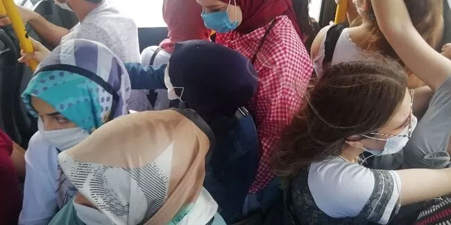 Halk otobüsünde skandal görüntü! Nefes alacak yer kalmadı