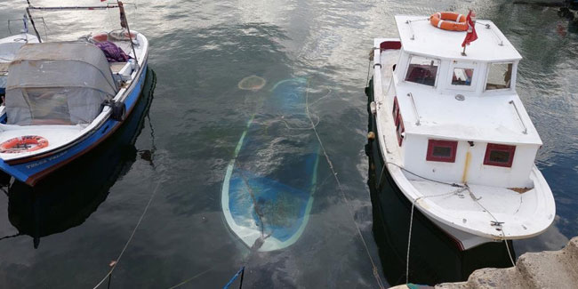 Marmara'da deniz ulaşımına poyraz engeli: Bir kayık battı