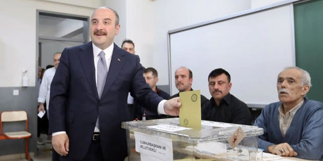 Oy kullanmak için 45 dakika sıra bekledi, Bakan Mustafa Varank: Millet ne derse o olur