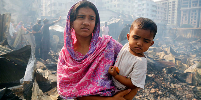 Bangladeş'te gecekondu mahallesinde yangın