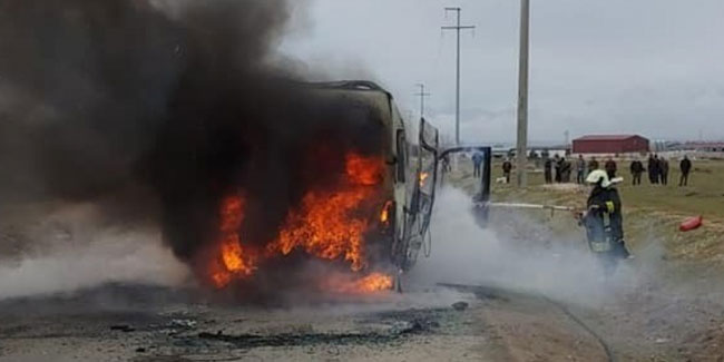 Seyir halindeki minibüs alev alev yandı !