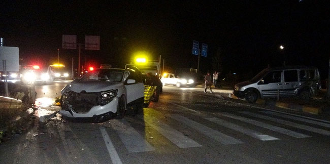 Kastamonu'da feci kaza! Ciple ticari araç birbirine girdi: 4 yaralı