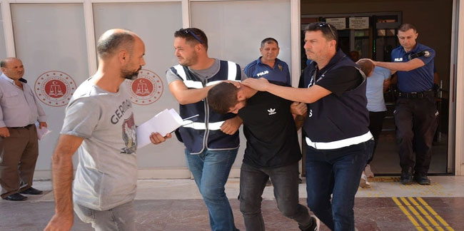 İzmir'de zehir tacirleri polis tarafından suçüstü yakalandı!