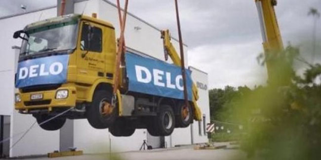 Dünyanın en güçlü yapıştırıcısı 17 tonluk kamyonu havada tuttu