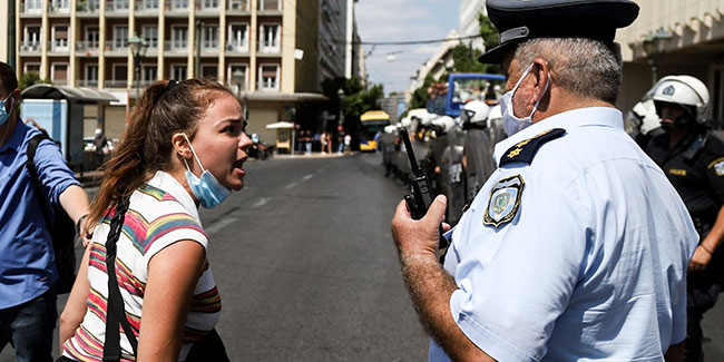 Atina’da polisten öğrenciye tekmeli müdahale