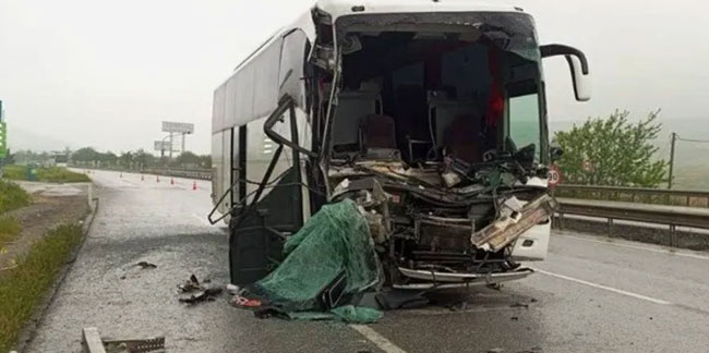 Balıkesir'de öğrencileri taşıyan tur otobüsü TIR'a çarptı: 33 yaralı