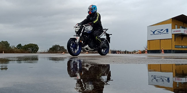 Yağmurda motosiklet kullanırken dikkat