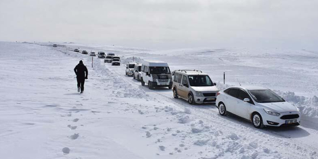 Karlı yolda mahsur kalan 100 kişi 4 saatte kurtarıldı