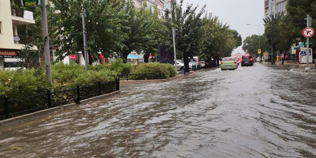 İzmir şiddetli sağanak caddeleri göle çevirdi