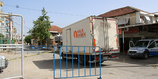 Antalya'da karantinadaki mahallelere ekmek dağıtıldı