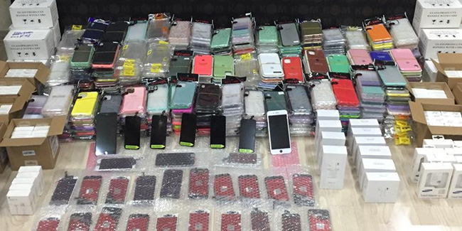Bolu’da piyasa değeri 100 bin lira kaçak cep telefonu aksesuarları yakalandı