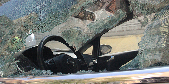 Şanlıurfa’da eline demir levyeyi alan kadın 21 aracın camını kırdı
