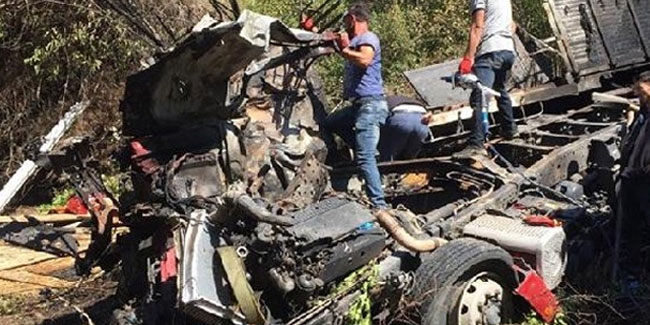 Uçuruma yuvarlanan kamyon alev alev yandı: 3 ölü