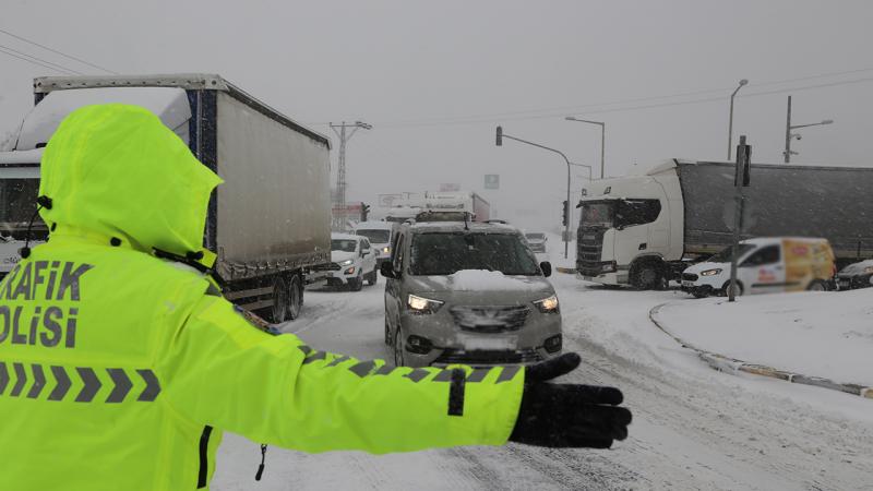 İstanbul istikameti gerede yolu kar nedeniyle ulaşıma kapandı