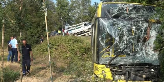 Bursa'da belediye otobüsü kamyonete çarptı: 2'si ağır, 21 yaralı
