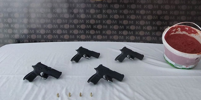 Malatya'da yolcu otobüsüne yapılan aramada salça kovasında çok sayıda silah çıktı!
