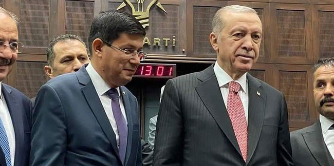Rozeti Erdoğan taktı: İYİ Partili Belediye Başkanı AKP'ye geçti