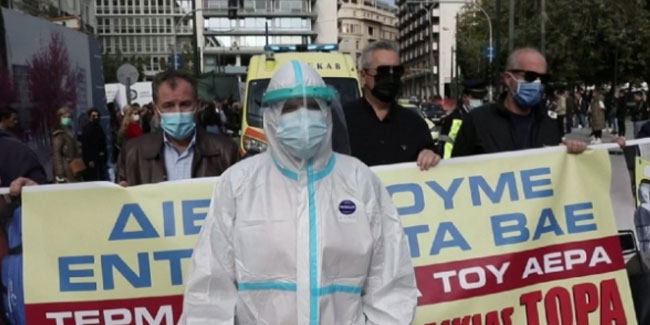 Atina'da sağlık çalışanları eylem düzenledi