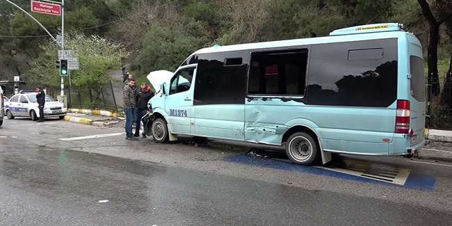 Maltepe'de önüne yaya fırlayan araç sürücüsü, direksiyonu kırınca minibüse çarptı