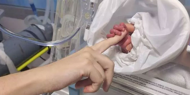 Organlarıyla 6 kişiye umut olan anneden bebeğine son dokunuş
