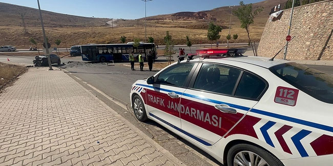 Elazığ'da cip ile otobüs çarpıştı! Hurdaya dönen araçta 1’i ağır 3 kişi yaralandı